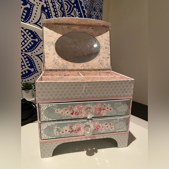 Jewelry box - Picture 2 of 3